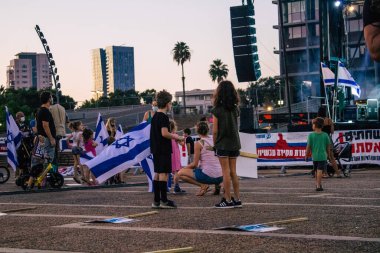 Tel Aviv İsrail 17 Ekim 2020 Koronavirüs salgınına ve kilit altına alınmasına rağmen Tel Aviv Belediye Binası 'nın karşısındaki Rabin Meydanı' nda hükümet politikasına karşı düzenlenen protestoya katılan kimliği belirsiz kişiler