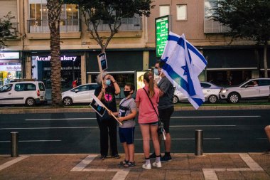 Tel Aviv İsrail 17 Ekim 2020 Koronavirüs salgınına ve kilit altına alınmasına rağmen Tel Aviv Belediye Binası 'nın karşısındaki Rabin Meydanı' nda hükümet politikasına karşı düzenlenen protestoya katılan kimliği belirsiz kişiler