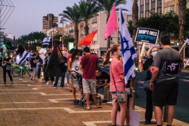 Tel Aviv İsrail 17 Ekim 2020 Koronavirüs salgınına ve kilit altına alınmasına rağmen Tel Aviv Belediye Binası 'nın karşısındaki Rabin Meydanı' nda hükümet politikasına karşı düzenlenen protestoya katılan kimliği belirsiz kişiler