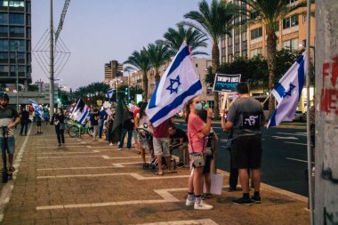 Tel Aviv İsrail 17 Ekim 2020 Koronavirüs salgınına ve kilit altına alınmasına rağmen Tel Aviv Belediye Binası 'nın karşısındaki Rabin Meydanı' nda hükümet politikasına karşı düzenlenen protestoya katılan kimliği belirsiz kişiler