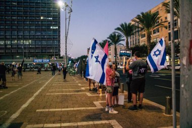 Tel Aviv İsrail 17 Ekim 2020 Koronavirüs salgınına ve kilit altına alınmasına rağmen Tel Aviv Belediye Binası 'nın karşısındaki Rabin Meydanı' nda hükümet politikasına karşı düzenlenen protestoya katılan kimliği belirsiz kişiler