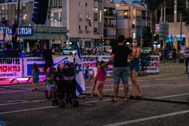 Tel Aviv İsrail 17 Ekim 2020 Koronavirüs salgınına ve kilit altına alınmasına rağmen Tel Aviv Belediye Binası 'nın karşısındaki Rabin Meydanı' nda hükümet politikasına karşı düzenlenen protestoya katılan kimliği belirsiz kişiler