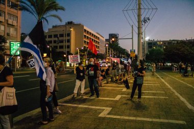 Tel Aviv İsrail 17 Ekim 2020 Koronavirüs salgınına ve kilit altına alınmasına rağmen Tel Aviv Belediye Binası 'nın karşısındaki Rabin Meydanı' nda hükümet politikasına karşı düzenlenen protestoya katılan kimliği belirsiz kişiler