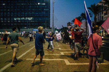 Tel Aviv İsrail 17 Ekim 2020 Koronavirüs salgınına ve kilit altına alınmasına rağmen Tel Aviv Belediye Binası 'nın karşısındaki Rabin Meydanı' nda hükümet politikasına karşı düzenlenen protestoya katılan kimliği belirsiz kişiler