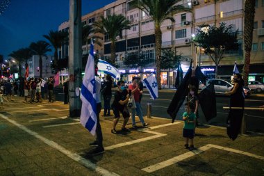 Tel Aviv İsrail 17 Ekim 2020 Koronavirüs salgınına ve kilit altına alınmasına rağmen Tel Aviv Belediye Binası 'nın karşısındaki Rabin Meydanı' nda hükümet politikasına karşı düzenlenen protestoya katılan kimliği belirsiz kişiler