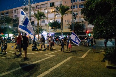 Tel Aviv İsrail 17 Ekim 2020 Koronavirüs salgınına ve kilit altına alınmasına rağmen Tel Aviv Belediye Binası 'nın karşısındaki Rabin Meydanı' nda hükümet politikasına karşı düzenlenen protestoya katılan kimliği belirsiz kişiler