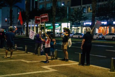 Tel Aviv İsrail 17 Ekim 2020 Koronavirüs salgınına ve kilit altına alınmasına rağmen Tel Aviv Belediye Binası 'nın karşısındaki Rabin Meydanı' nda hükümet politikasına karşı düzenlenen protestoya katılan kimliği belirsiz kişiler