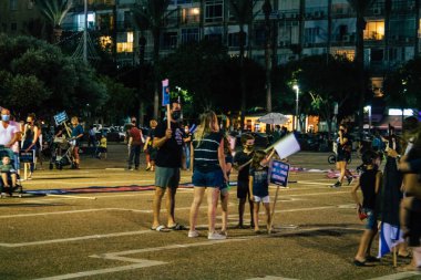 Tel Aviv İsrail 17 Ekim 2020 Koronavirüs salgınına ve kilit altına alınmasına rağmen Tel Aviv Belediye Binası 'nın karşısındaki Rabin Meydanı' nda hükümet politikasına karşı düzenlenen protestoya katılan kimliği belirsiz kişiler