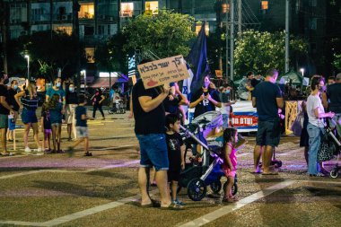 Tel Aviv İsrail 17 Ekim 2020 Koronavirüs salgınına ve kilit altına alınmasına rağmen Tel Aviv Belediye Binası 'nın karşısındaki Rabin Meydanı' nda hükümet politikasına karşı düzenlenen protestoya katılan kimliği belirsiz kişiler