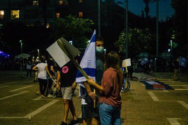 Tel Aviv İsrail 17 Ekim 2020 Koronavirüs salgınına ve kilit altına alınmasına rağmen Tel Aviv Belediye Binası 'nın karşısındaki Rabin Meydanı' nda hükümet politikasına karşı düzenlenen protestoya katılan kimliği belirsiz kişiler