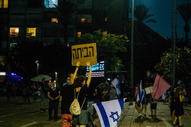 Tel Aviv İsrail 17 Ekim 2020 Koronavirüs salgınına ve kilit altına alınmasına rağmen Tel Aviv Belediye Binası 'nın karşısındaki Rabin Meydanı' nda hükümet politikasına karşı düzenlenen protestoya katılan kimliği belirsiz kişiler