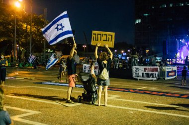 Tel Aviv İsrail 17 Ekim 2020 Koronavirüs salgınına ve kilit altına alınmasına rağmen Tel Aviv Belediye Binası 'nın karşısındaki Rabin Meydanı' nda hükümet politikasına karşı düzenlenen protestoya katılan kimliği belirsiz kişiler