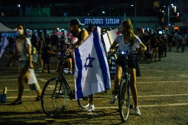 Tel Aviv İsrail 17 Ekim 2020 Koronavirüs salgınına ve kilit altına alınmasına rağmen Tel Aviv Belediye Binası 'nın karşısındaki Rabin Meydanı' nda hükümet politikasına karşı düzenlenen protestoya katılan kimliği belirsiz kişiler