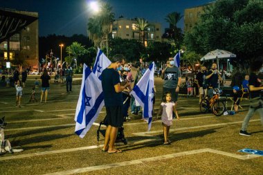Tel Aviv İsrail 17 Ekim 2020 Koronavirüs salgınına ve kilit altına alınmasına rağmen Tel Aviv Belediye Binası 'nın karşısındaki Rabin Meydanı' nda hükümet politikasına karşı düzenlenen protestoya katılan kimliği belirsiz kişiler