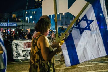 Tel Aviv İsrail 17 Ekim 2020 Koronavirüs salgınına ve kilit altına alınmasına rağmen Tel Aviv Belediye Binası 'nın karşısındaki Rabin Meydanı' nda hükümet politikasına karşı düzenlenen protestoya katılan kimliği belirsiz kişiler