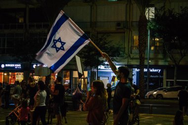 Tel Aviv İsrail 17 Ekim 2020 Koronavirüs salgınına ve kilit altına alınmasına rağmen Tel Aviv Belediye Binası 'nın karşısındaki Rabin Meydanı' nda hükümet politikasına karşı düzenlenen protestoya katılan kimliği belirsiz kişiler