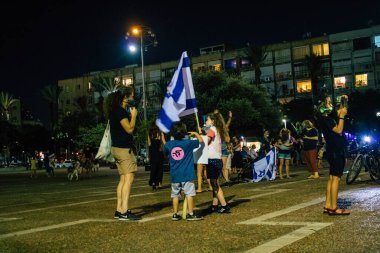 Tel Aviv İsrail 17 Ekim 2020 Koronavirüs salgınına ve kilit altına alınmasına rağmen Tel Aviv Belediye Binası 'nın karşısındaki Rabin Meydanı' nda hükümet politikasına karşı düzenlenen protestoya katılan kimliği belirsiz kişiler