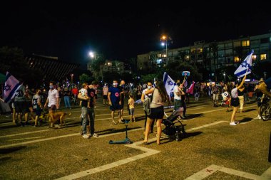 Tel Aviv İsrail 17 Ekim 2020 Koronavirüs salgınına ve kilit altına alınmasına rağmen Tel Aviv Belediye Binası 'nın karşısındaki Rabin Meydanı' nda hükümet politikasına karşı düzenlenen protestoya katılan kimliği belirsiz kişiler