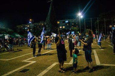 Tel Aviv İsrail 17 Ekim 2020 Koronavirüs salgınına ve kilit altına alınmasına rağmen Tel Aviv Belediye Binası 'nın karşısındaki Rabin Meydanı' nda hükümet politikasına karşı düzenlenen protestoya katılan kimliği belirsiz kişiler