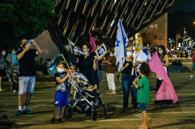 Tel Aviv İsrail 17 Ekim 2020 Koronavirüs salgınına ve kilit altına alınmasına rağmen Tel Aviv Belediye Binası 'nın karşısındaki Rabin Meydanı' nda hükümet politikasına karşı düzenlenen protestoya katılan kimliği belirsiz kişiler