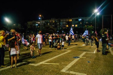 Tel Aviv İsrail 17 Ekim 2020 Koronavirüs salgınına ve kilit altına alınmasına rağmen Tel Aviv Belediye Binası 'nın karşısındaki Rabin Meydanı' nda hükümet politikasına karşı düzenlenen protestoya katılan kimliği belirsiz kişiler