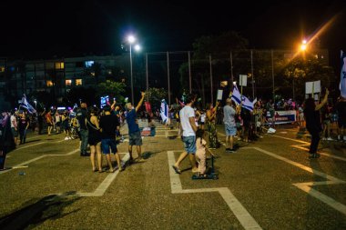 Tel Aviv İsrail 17 Ekim 2020 Koronavirüs salgınına ve kilit altına alınmasına rağmen Tel Aviv Belediye Binası 'nın karşısındaki Rabin Meydanı' nda hükümet politikasına karşı düzenlenen protestoya katılan kimliği belirsiz kişiler