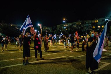 Tel Aviv İsrail 17 Ekim 2020 Koronavirüs salgınına ve kilit altına alınmasına rağmen Tel Aviv Belediye Binası 'nın karşısındaki Rabin Meydanı' nda hükümet politikasına karşı düzenlenen protestoya katılan kimliği belirsiz kişiler