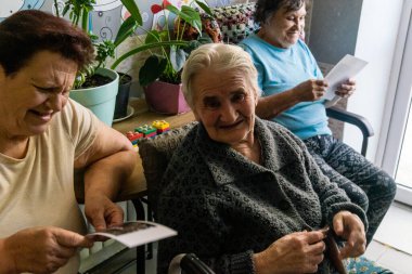 Kharkiv, Ukrayna, 2 Eylül 2025 Yaşlılar, Donbass, Ukrayna 'daki savaş bölgelerinde Rus füze saldırıları sonucu evlerinin tahrip edilmesinin ardından bir mülteci merkezinde ikamet ediyorlar..