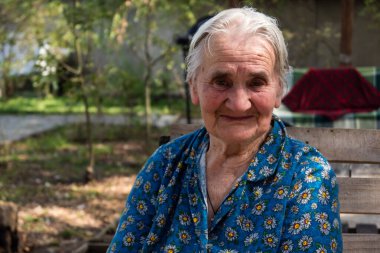 Kharkiv, Ukrayna, 2 Eylül 2025 Yaşlılar, Donbass, Ukrayna 'daki savaş bölgelerinde Rus füze saldırıları sonucu evlerinin tahrip edilmesinin ardından bir mülteci merkezinde ikamet ediyorlar..