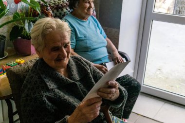 Kharkiv, Ukrayna, 2 Eylül 2025 Yaşlılar, Donbass, Ukrayna 'daki savaş bölgelerinde Rus füze saldırıları sonucu evlerinin tahrip edilmesinin ardından bir mülteci merkezinde ikamet ediyorlar..