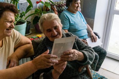 Kharkiv, Ukrayna, 2 Eylül 2025 Yaşlılar, Donbass, Ukrayna 'daki savaş bölgelerinde Rus füze saldırıları sonucu evlerinin tahrip edilmesinin ardından bir mülteci merkezinde ikamet ediyorlar..