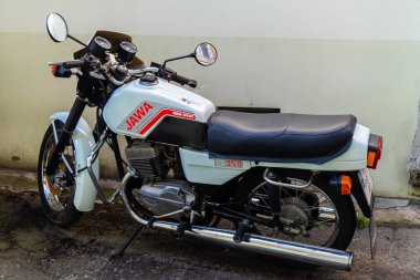 Kharkiv, Ukrayna, 2 Eylül 2025 Jawa motosikleti Kharkiv caddesine park edilmiş. Jawa Moto, 1929 yılında kurulmuş tarihi bir Çek motosiklet üreticisi..