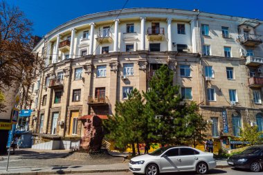 Kharkiv, Ukrayna, 3 Eylül 2025 Cityscape ve Harkiv sokakları, Ukrayna sınırına yakın. Şehir savaş bölgelerine çok yakın ve her gün Rus İHA 'ları ve füzeleri tarafından saldırıya uğruyor..