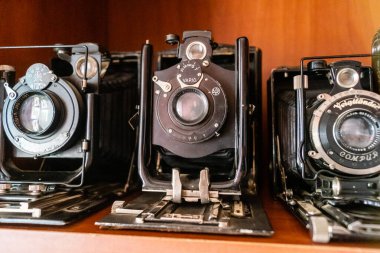 Kharkiv, Ukrayna, 2 Eylül 2025 Bir Harkiv dükkanında antika kameralar sergileniyor. Antika kamera meraklıları güzellikleri ve mekanik özellikleri için toplarlar..