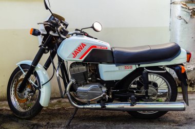 Kharkiv, Ukrayna, 2 Eylül 2025 Jawa motosikleti Kharkiv caddesine park edilmiş. Jawa Moto, 1929 yılında kurulmuş tarihi bir Çek motosiklet üreticisi..