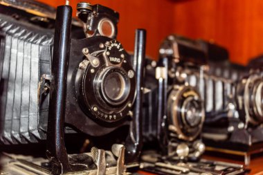 Kharkiv, Ukrayna, 2 Eylül 2025 Bir Harkiv dükkanında antika kameralar sergileniyor. Antika kamera meraklıları güzellikleri ve mekanik özellikleri için toplarlar..