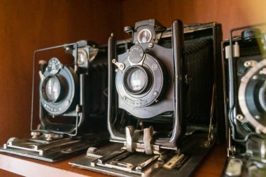 Kharkiv, Ukrayna, 2 Eylül 2025 Bir Harkiv dükkanında antika kameralar sergileniyor. Antika kamera meraklıları güzellikleri ve mekanik özellikleri için toplarlar..