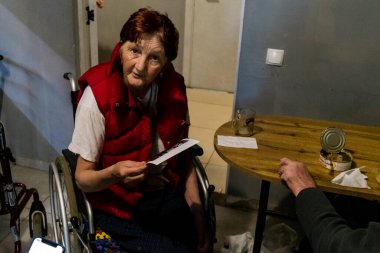 Kharkiv, Ukrayna, 2 Eylül 2025 Yaşlılar, Donbass, Ukrayna 'daki savaş bölgelerinde Rus füze saldırıları sonucu evlerinin tahrip edilmesinin ardından bir mülteci merkezinde ikamet ediyorlar..