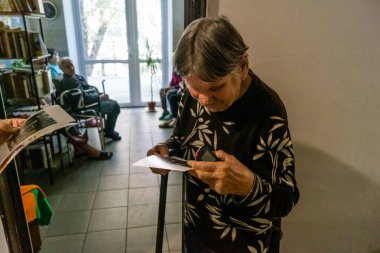 Kharkiv, Ukrayna, 2 Eylül 2025 Yaşlılar, Donbass, Ukrayna 'daki savaş bölgelerinde Rus füze saldırıları sonucu evlerinin tahrip edilmesinin ardından bir mülteci merkezinde ikamet ediyorlar..