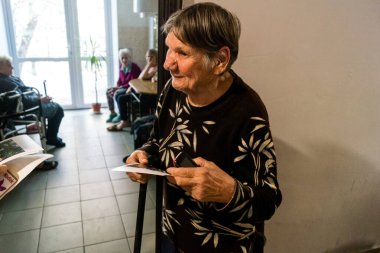 Kharkiv, Ukrayna, 2 Eylül 2025 Yaşlılar, Donbass, Ukrayna 'daki savaş bölgelerinde Rus füze saldırıları sonucu evlerinin tahrip edilmesinin ardından bir mülteci merkezinde ikamet ediyorlar..