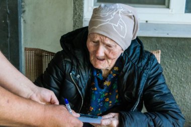 Kharkiv, Ukrayna, 2 Eylül 2025 Yaşlılar, Donbass, Ukrayna 'daki savaş bölgelerinde Rus füze saldırıları sonucu evlerinin tahrip edilmesinin ardından bir mülteci merkezinde ikamet ediyorlar..