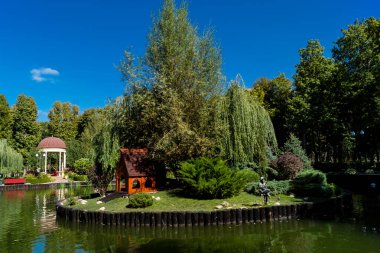 Kharkiv, Ukrayna, 3 Eylül 2025 Maxim Gorky Kültür ve Eğlence Parkı bir belediye parkıdır. 2022 'deki Harkiv Muharebesi sırasında ağır hasar gören bölge, halka kısmen kapalı kalmaya devam ediyor..