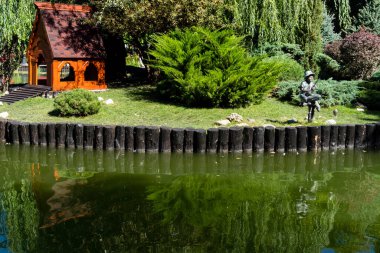 Kharkiv, Ukrayna, 3 Eylül 2025 Maxim Gorky Kültür ve Eğlence Parkı bir belediye parkıdır. 2022 'deki Harkiv Muharebesi sırasında ağır hasar gören bölge, halka kısmen kapalı kalmaya devam ediyor..