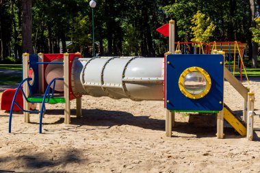 Kharkiv, Ukrayna, 3 Eylül 2025 Maxim Gorky Kültür ve Eğlence Parkı bir belediye parkıdır. 2022 'deki Harkiv Muharebesi sırasında ağır hasar gören bölge, halka kısmen kapalı kalmaya devam ediyor..