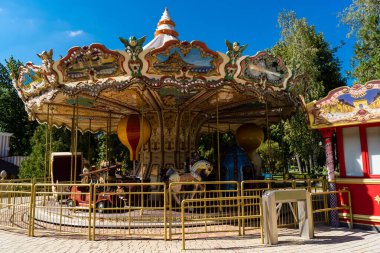 Kharkiv, Ukrayna, 3 Eylül 2025 Maxim Gorky Kültür ve Eğlence Parkı bir belediye parkıdır. 2022 'deki Harkiv Muharebesi sırasında ağır hasar gören bölge, halka kısmen kapalı kalmaya devam ediyor..