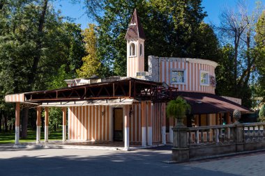 Kharkiv, Ukrayna, 3 Eylül 2025 Maxim Gorky Kültür ve Eğlence Parkı bir belediye parkıdır. 2022 'deki Harkiv Muharebesi sırasında ağır hasar gören bölge, halka kısmen kapalı kalmaya devam ediyor..