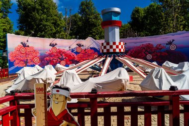 Kharkiv, Ukrayna, 3 Eylül 2025 Maxim Gorky Kültür ve Eğlence Parkı bir belediye parkıdır. 2022 'deki Harkiv Muharebesi sırasında ağır hasar gören bölge, halka kısmen kapalı kalmaya devam ediyor..