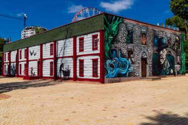 Kharkiv, Ukrayna, 3 Eylül 2025 Maxim Gorky Kültür ve Eğlence Parkı bir belediye parkıdır. 2022 'deki Harkiv Muharebesi sırasında ağır hasar gören bölge, halka kısmen kapalı kalmaya devam ediyor..