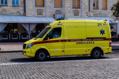 Kharkiv, Ukrayna, 3 Eylül 2025 Ambülans Kharkiv sokaklarında cephe hattına doğru ilerliyor. Şehir savaş bölgelerine çok yakın ve her gün Rus İHA 'ları ya da füzeleri tarafından saldırıya uğruyor..