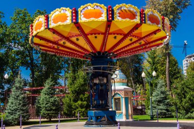 Kharkiv, Ukrayna, 3 Eylül 2025 Maxim Gorky Kültür ve Eğlence Parkı bir belediye parkıdır. 2022 'deki Harkiv Muharebesi sırasında ağır hasar gören bölge, halka kısmen kapalı kalmaya devam ediyor..